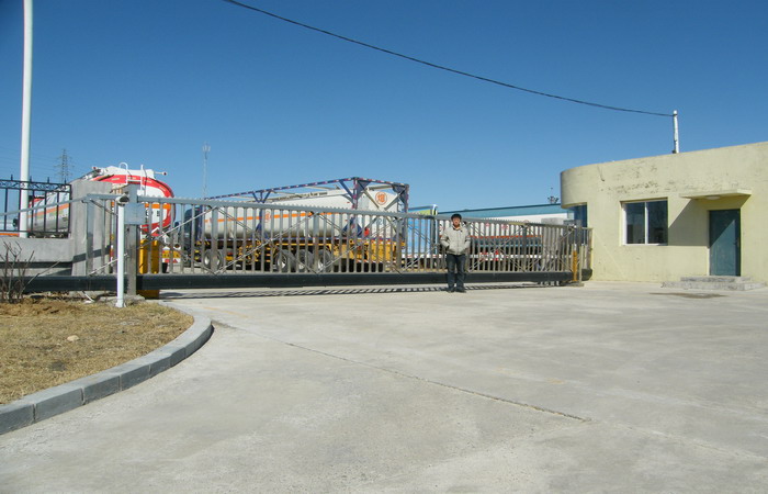 中國(guó)兵器工業(yè)集團(tuán)遼寧華錦化工（集團(tuán)）有限責(zé)任公司智能無(wú)軌懸浮門工程案例 - 中出網(wǎng)-智能出入口與停車充電門戶