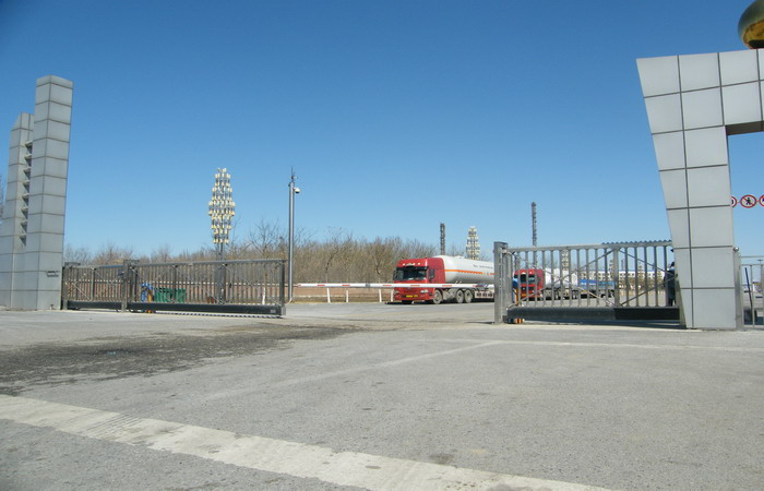 中國兵器工業(yè)集團(tuán)遼寧華錦化工（集團(tuán)）有限責(zé)任公司智能無軌懸浮門工程案例 - 中出網(wǎng)-智能出入口與停車充電門戶