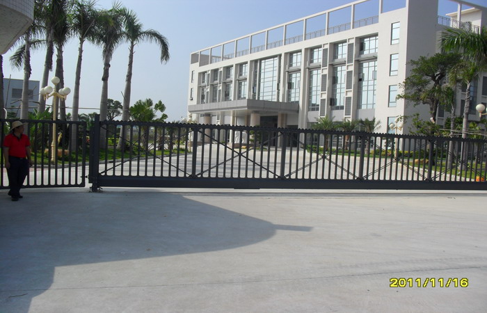 廣州翔駿銅業(yè)有限公司智能無軌懸浮門工程案例 - 中出網(wǎng)-智能出入口與停車充電門戶