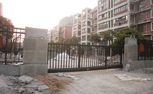 浙江余姚東第名苑智能無(wú)軌懸浮門(mén)工程案例 - 中出網(wǎng)-智能出入口與停車(chē)充電門(mén)戶(hù)