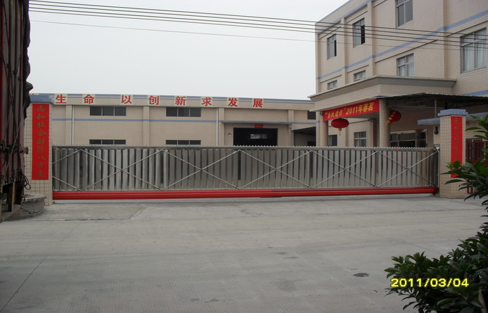 佛山里水鼎新科技智能無軌懸浮門工程案例 - 中出網(wǎng)-智能出入口與停車充電門戶