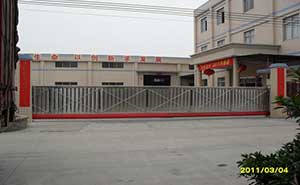 佛山里水鼎新科技智能無軌懸浮門工程案例 - 中出網(wǎng)-智能出入口與停車充電門戶