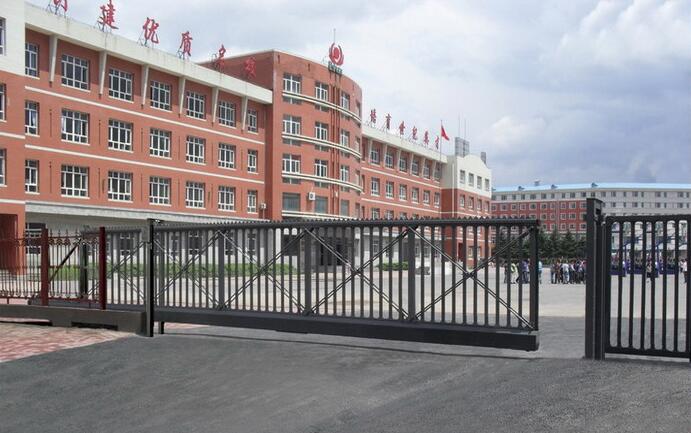 長春市第二實驗小學中學智能無軌懸浮門工程案例 - 中出網(wǎng)-智能出入口與停車充電門戶