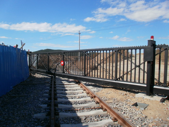 大連市鐵路干線智能無軌懸浮門工程案例 - 中出網(wǎng)-智能出入口與停車充電門戶