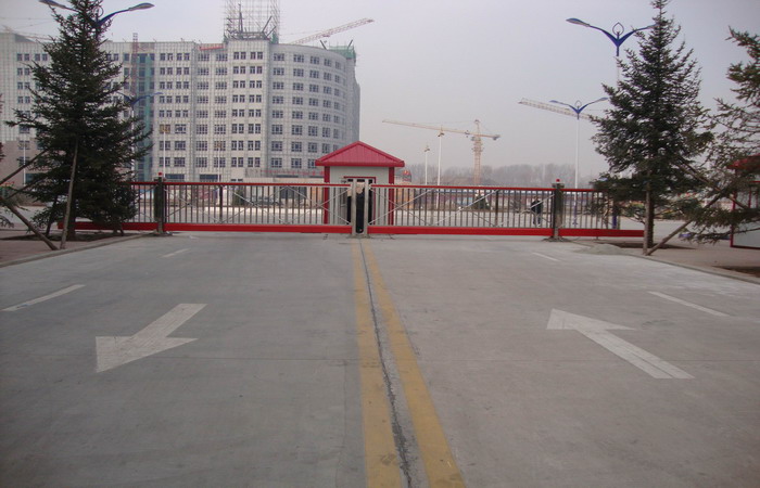 赤峰市和美建材城智能無(wú)軌懸浮門(mén)工程案例 - 中出網(wǎng)-智能出入口與停車(chē)充電門(mén)戶