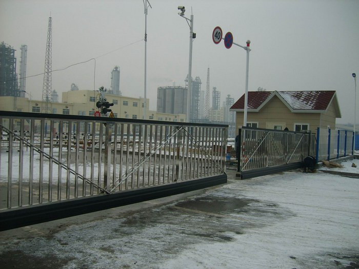 中國(guó)兵器工團(tuán)（遼寧華錦化工集團(tuán)）有限公司智能無(wú)軌懸浮門工程案例 - 中出網(wǎng)-智能出入口與停車充電門戶