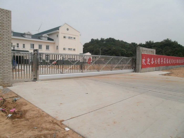 江西省水電工程局老爺廟風(fēng)電場(chǎng)智能無(wú)軌懸浮門(mén)工程案例 - 中出網(wǎng)-智能出入口與停車(chē)充電門(mén)戶