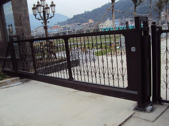 溫州市巨溪鎮(zhèn)康樂山莊智能無軌懸浮門工程案例 - 中出網(wǎng)-智能出入口與停車充電門戶