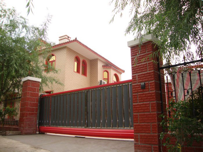 北京龍聚山莊智能無(wú)軌懸浮門(mén)工程案例 - 中出網(wǎng)-智能出入口與停車(chē)充電門(mén)戶