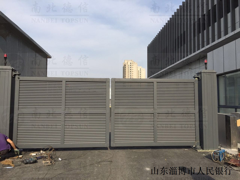 山東淄博市人民銀行開泰LB智能安全伸縮平移門工程案例 - 中出網(wǎng)-智能出入口與停車充電門戶