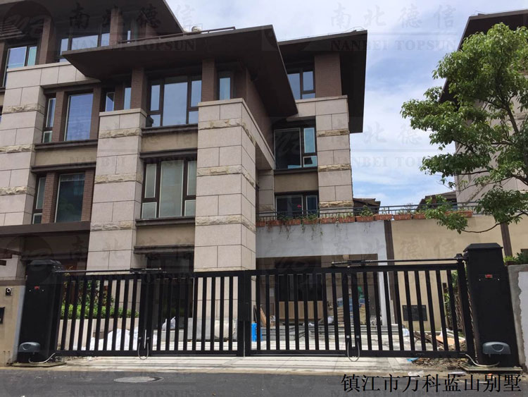 鎮(zhèn)江市萬科藍(lán)山別墅智能懸折門工程案例 - 中出網(wǎng)-智能出入口與停車充電門戶