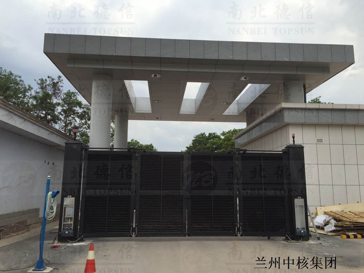 蘭州中核集團1智能懸折門工程案例 - 中出網(wǎng)-智能出入口與停車充電門戶