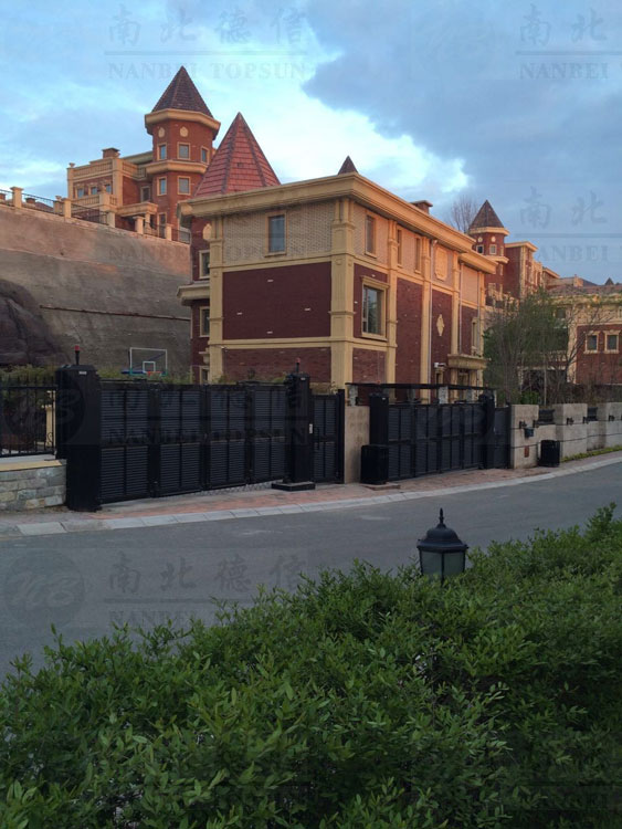 吉林市私人別墅2智能懸折門工程案例 - 中出網(wǎng)-智能出入口與停車充電門戶