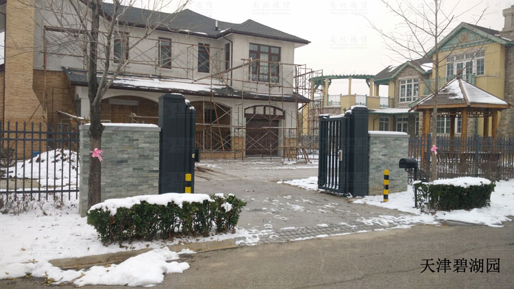 天津碧湖園智能懸折門案例 - 中出網(wǎng)-智能出入口與停車充電門戶