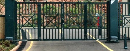 百勝大功率平開門機成功安裝在云南太陽山國際度假區(qū) - 中出網(wǎng)-智能出入口與停車充電門戶