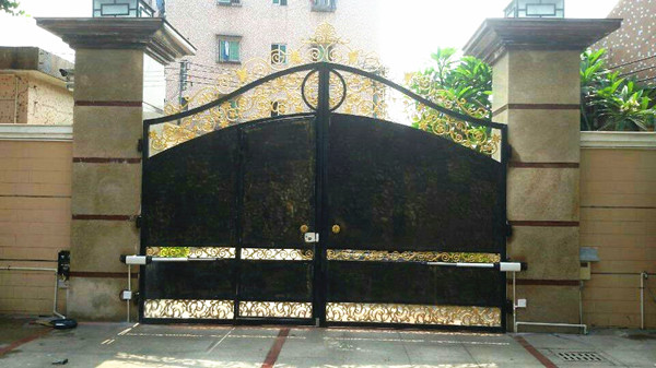 百勝平開門機(jī)成功安裝于某高檔花園別墅 - 中出網(wǎng)-智能出入口與停車充電門戶