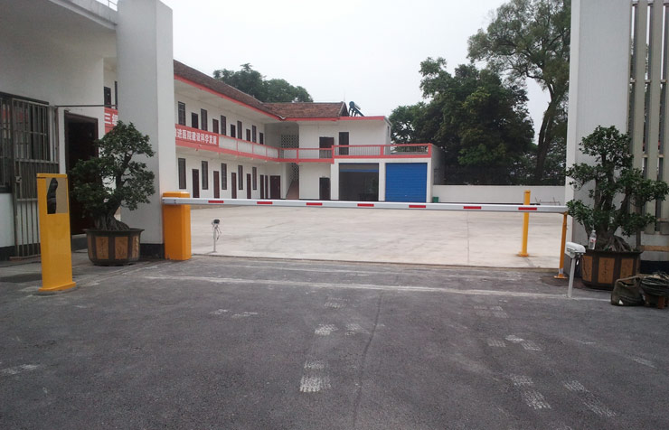 柳州158軍區(qū)醫(yī)院停車場系統(tǒng)工程案例 - 中出網(wǎng)-智能出入口與停車充電門戶