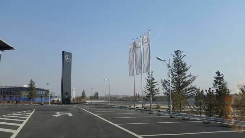 呼和浩特市奔馳4S店三根不銹鋼錐形旗桿案例 - 中出網(wǎng)-智能出入口與停車充電門戶