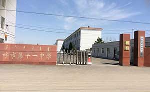 呼市第十一中學(xué)伸縮門案例