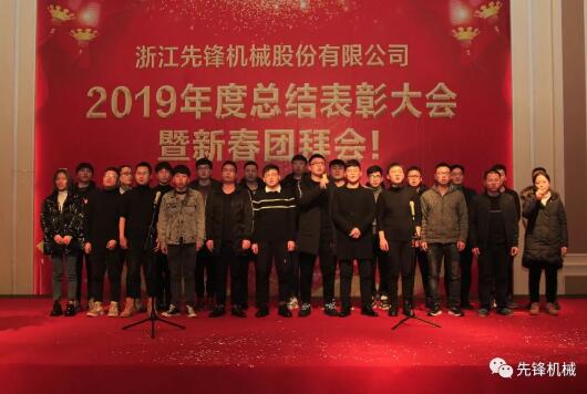 頒獎儀式結(jié)束后是來自六分廠的大合唱《精忠報國》