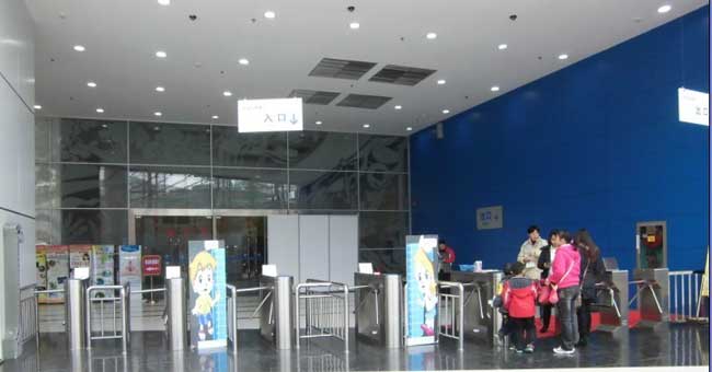 廣西科技館-橋式圓弧三輥閘案例 - 中出網(wǎng)-智能出入口與停車(chē)充電門(mén)戶(hù)