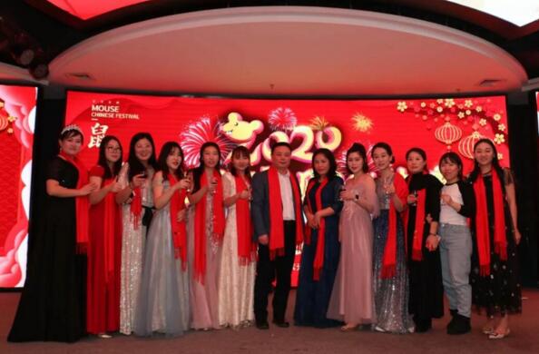 為每一位員工準備了十年紀念版紅圍巾