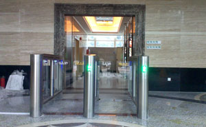 北京中央戲曲學(xué)院通道閘案例 - 中出網(wǎng)-智能出入口與停車充電門戶