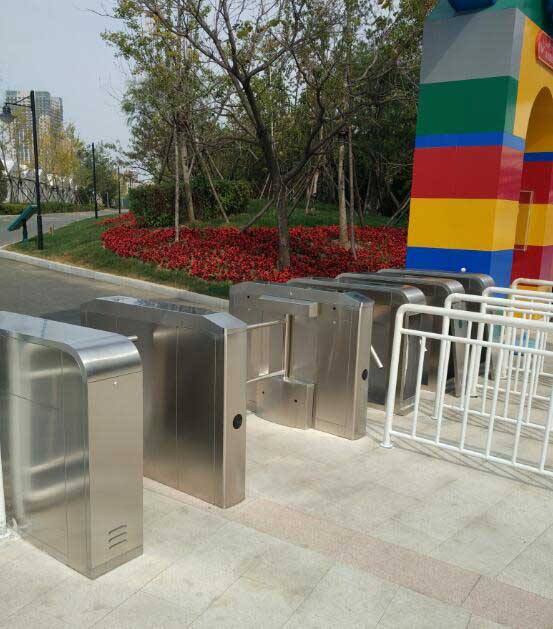 丹東濱江嘉年華水上樂園通道閘案例 - 中出網(wǎng)-智能出入口與停車充電門戶