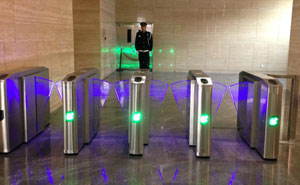 沈陽(yáng)瑞鼎華航大廈通道閘案例 - 中出網(wǎng)-智能出入口與停車充電門戶