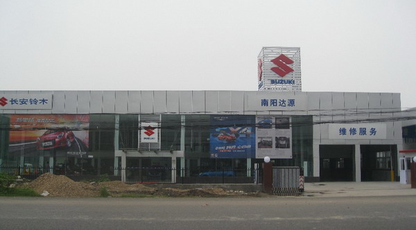 南陽達源長安鈴木4S店伸縮門案例 - 中出網(wǎng)-智能出入口與停車充電門戶