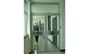 鎮(zhèn)平新興光學(xué)肯德基門(mén)案例 - 中出網(wǎng)-智能出入口與停車(chē)充電門(mén)戶(hù)