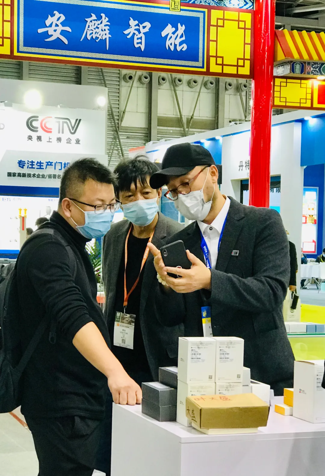 這是今年主推款之一聯(lián)吧手機(jī)開門