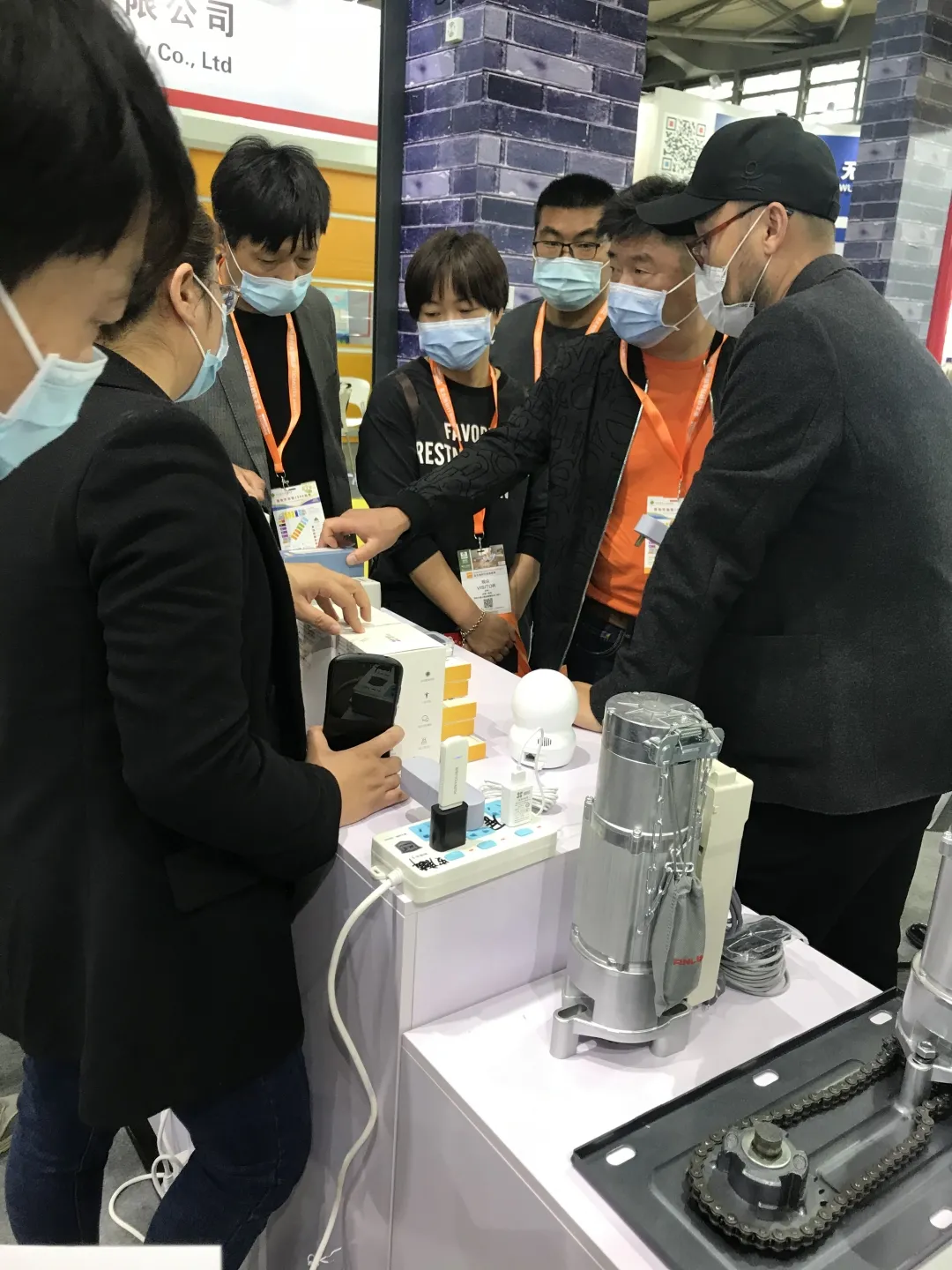 這是今年主推款之一聯(lián)吧手機(jī)開門