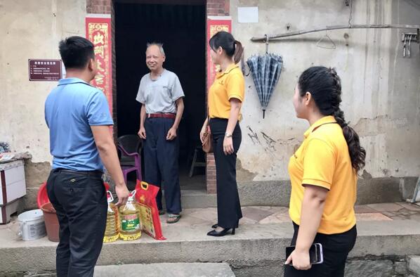 安麟公司重陽節(jié)慰問貧困老人