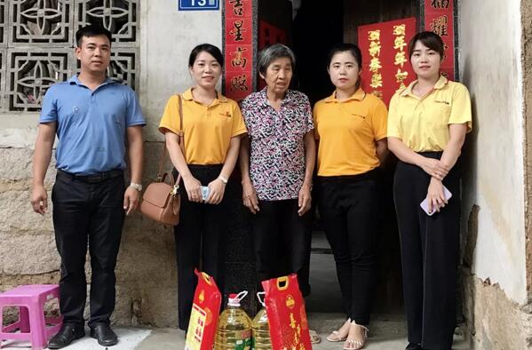 安麟公司重陽節(jié)慰問貧困老人