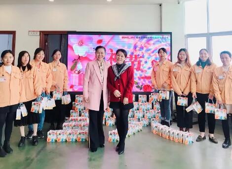 福建安麟攜手安麟工會(huì)委員會(huì)為女同胞們獻(xiàn)上了節(jié)日的問候