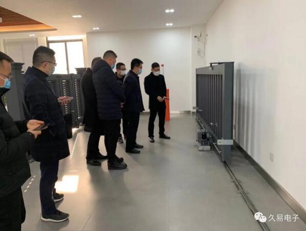 于市長一行參觀了久易電子樣品展示廳及智能化生產(chǎn)車間