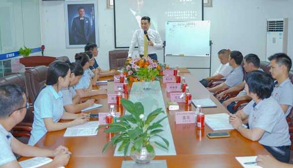 鷹勝煌胡學(xué)君總經(jīng)理發(fā)布了鷹勝煌品牌新的五年規(guī)劃