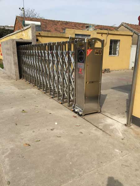 73578水上部隊伸縮門案例 - 中出網(wǎng)-智能出入口與停車充電門戶