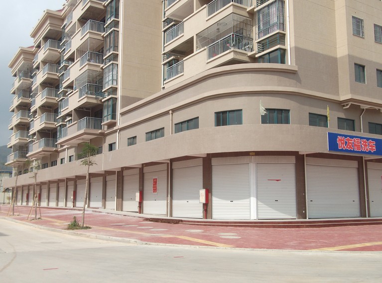 漳州市常山君越花園卷簾門案例 - 中出網(wǎng)-智能出入口與停車充電門戶