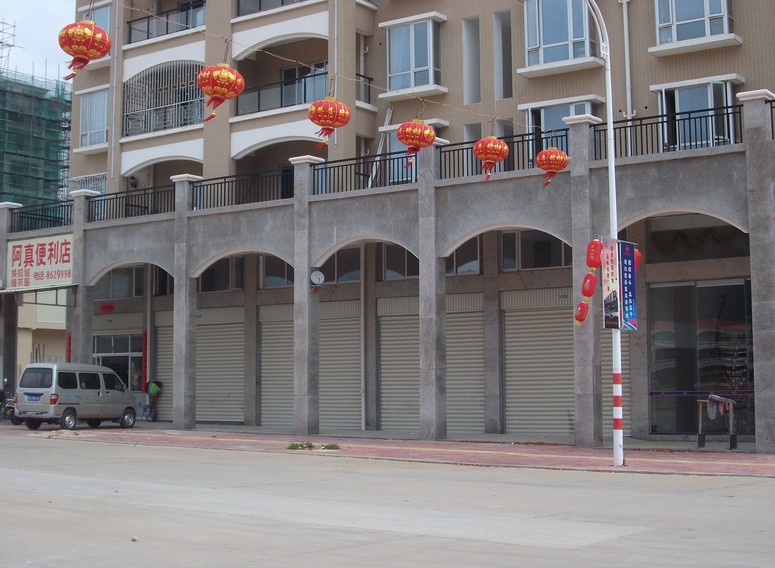 漳州常山瑞益花園卷簾門案例 - 中出網(wǎng)-智能出入口與停車充電門戶