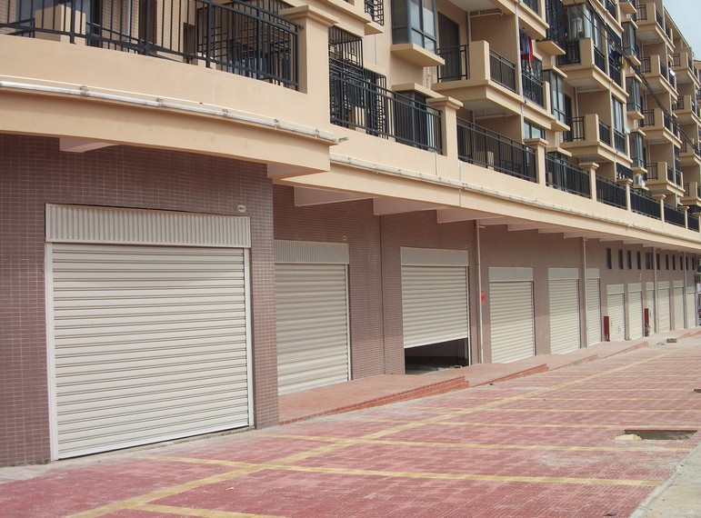 漳州常山錦秀華庭卷簾門案例 - 中出網-智能出入口與停車充電門戶