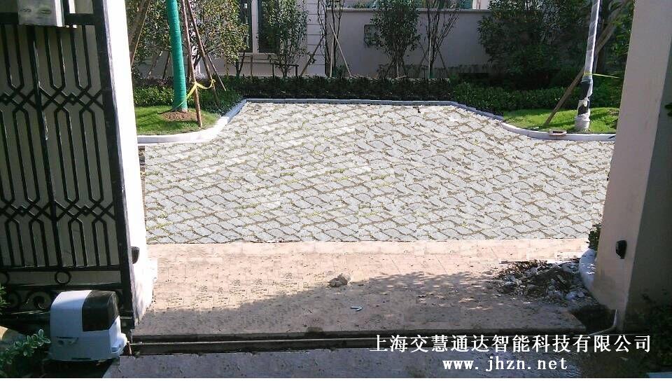 臨安紅楓園開門機(jī)案例 - 中出網(wǎng)-智能出入口與停車充電門戶