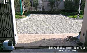 臨安紅楓園開(kāi)門(mén)機(jī)案例 - 中出網(wǎng)-智能出入口與停車(chē)充電門(mén)戶