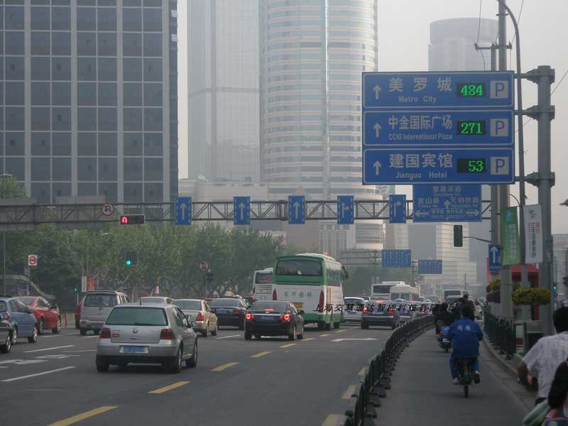 徐匯區(qū)城市停車誘導系統(tǒng)案例 - 中出網(wǎng)-智能出入口與停車充電門戶