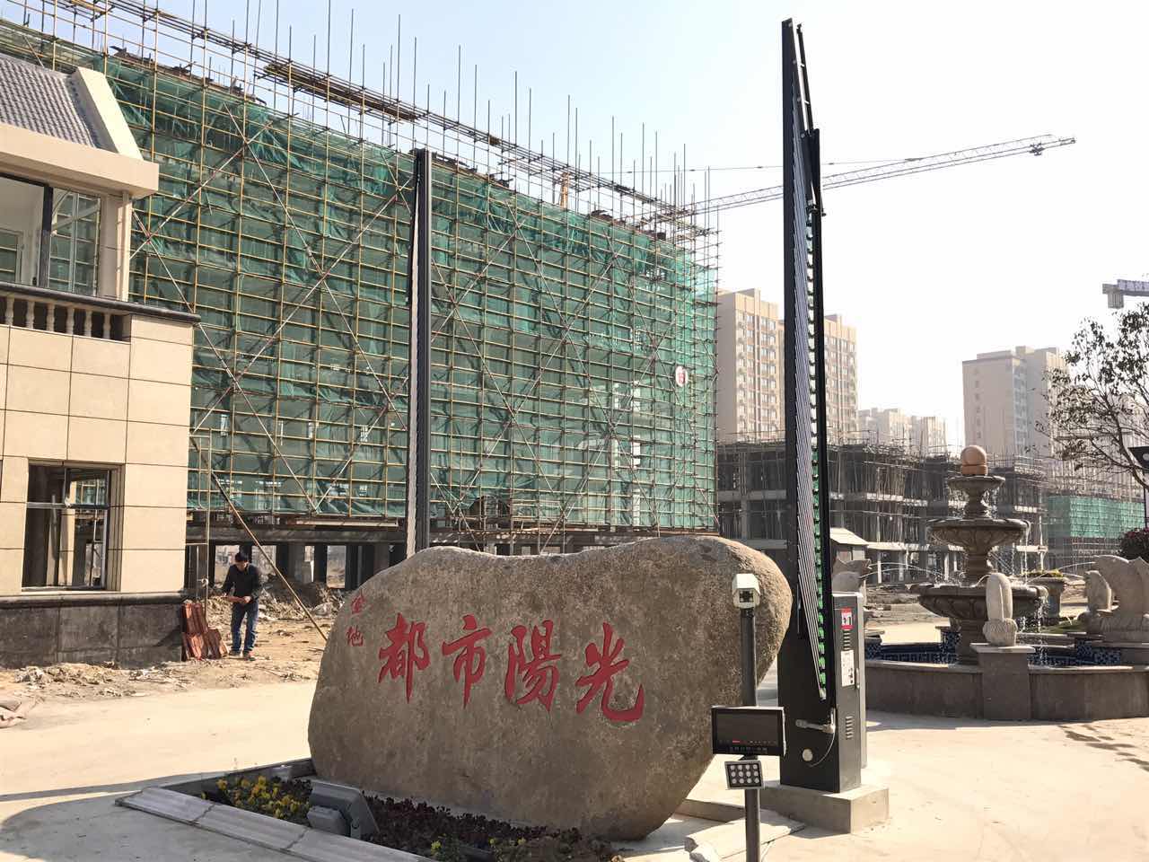 漣水金地都市陽光小區(qū)廣告型車牌識別案例 - 中出網-智能出入口與停車充電門戶