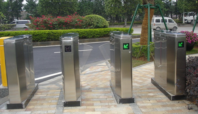 番禺中頤產(chǎn)業(yè)園三棍閘工程案例 - 中出網(wǎng)-智能出入口與停車充電門戶