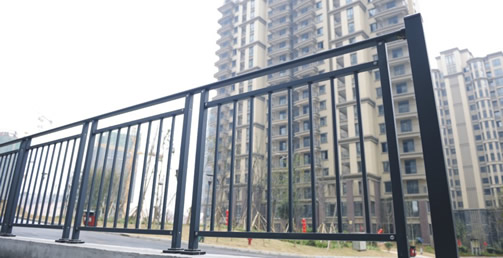 麓山和苑陽臺護欄工程案例 - 中出網-智能出入口與停車充電門戶