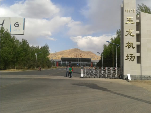 赤峰玉龍機場電動伸縮門案例 - 中出網(wǎng)-智能出入口與停車充電門戶