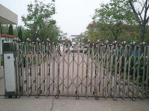 咸陽卓越塑料印務(wù)電動伸縮門案例 - 中出網(wǎng)-智能出入口與停車充電門戶